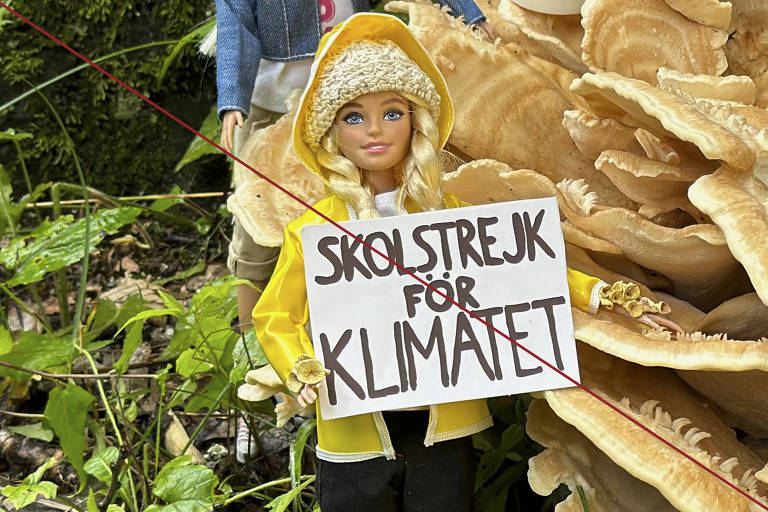 Imagem fake do grupo ativista Organização de Libertação da Barbie mostra boneca representando a ativista ambiental Greta Thunberg