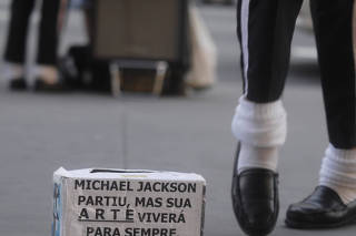 FÃ£s de Michael Jackson se apresentam na avenida Paulista/SP