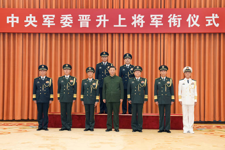 Xi Jinping rodeado de líderes militares em foto oficial