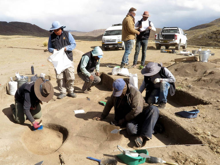 Arqueólogos durante escavações no Peru, onde encontraram uma mulher caçadora de 10 mil anos