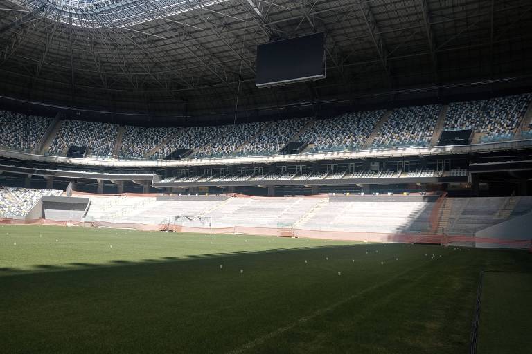 A foto mostra o gramado e área reservada a torcidas organizadas atleticanas na Arena MRV.