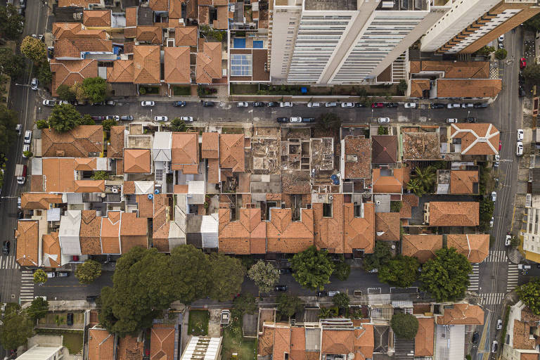 São Paulo entre o canteiro de obras e os escombros