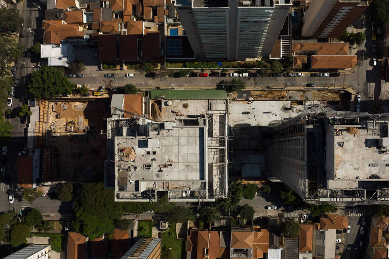 Segunda imagem mostra o mesmo quarteirão tomado por prédios