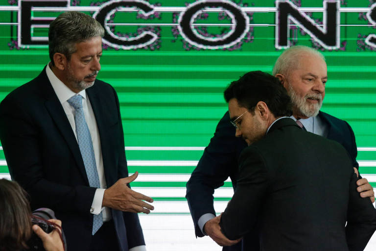 Presidente Lula (PT) na cerimônia de posse do ministro do Turismo, Celso Sabino, ao lado do presidente da Câmara, Arthur Lira (PP-AL)