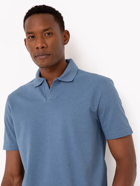 Camisa polo com gola cubana está disponível nas cores azul e coral no site da C&A
