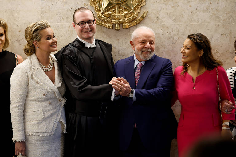 Ladeados pelas esposas Valeska e Janja, Lula e Zanin se cumprimentam na posse do ex-advogado do presidente no STF