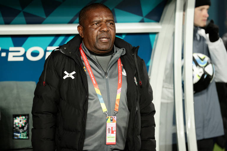 Técnico da Zâmbia, Bruce Mwape, durante partida da Copa do Mundo feminina