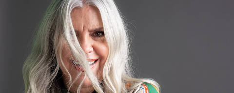 São Paulo, SP, BRASIL, 03-08-2023: Retrato da apresentadora Astrid Fontenelle para entrevista de domingo da Mônica Bergamo. Astrid fala sobre assumir os cabelos brancos, sobre o podcast 