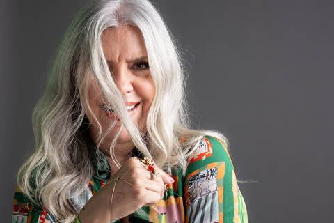 São Paulo, SP, BRASIL, 03-08-2023: Retrato da apresentadora Astrid Fontenelle para entrevista de domingo da Mônica Bergamo. Astrid fala sobre assumir os cabelos brancos, sobre o podcast 