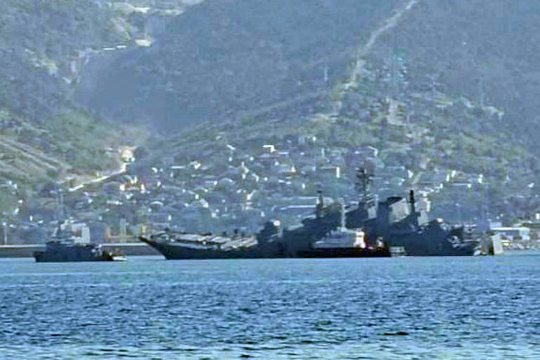 Ucrânia atinge navio em ataque inédito a porto na Rússia; veja vídeo