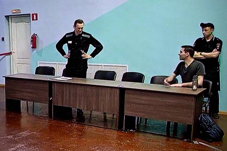Imagem de circuito de vídeo mostra Navalni na audiência em que foi sentenciado, na colônia penal IK-6, a 250 a leste de Moscou