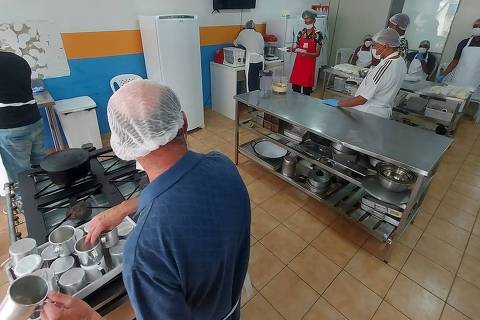 Participantes aprendem técnicas culinárias em uma das oito cozinhas experimentais do POT Redenção, na cidade de São Paulo