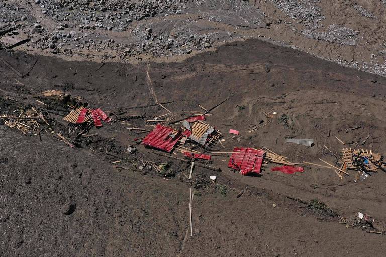 Foto aérea mostra escombros de construção após deslizamento de terra