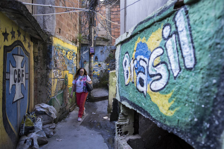 Profissionais da saúde e moradores levam cuidados paliativos a doentes em favelas
