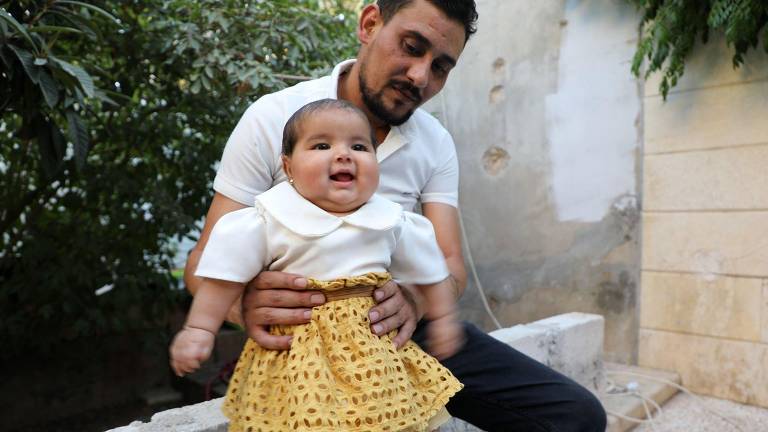 Bebê encontrada em escombros de prédio na Síria está saudável seis meses depois