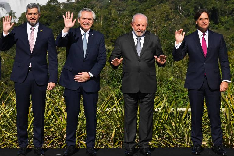 Da esquerda para a direita, Mario Abdo Benítez, presidente do Paraguai, Alberto Fernández, presidente da Argentina, Lula e Luis Lacalle Pou, presidente do Uruguai