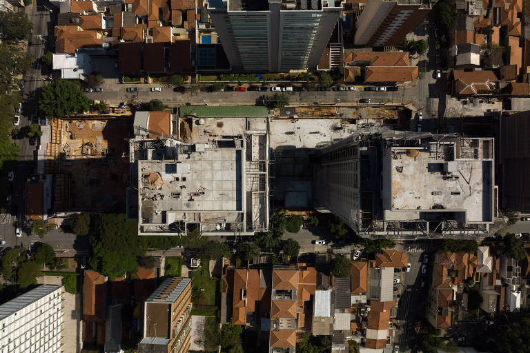 Construção de conjunto de prédios no quarteirão das ruas Caiubi, Campevas, Bartira e Pelágio Lobo, em Perdizes