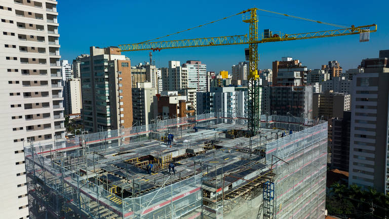 Construção de prédio na esquina das ruas Campevas e Bartira, em Perdizes, na onda de verticalização que sucede a de 1970