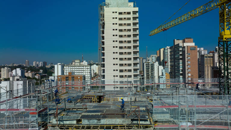 Construção de prédio na esquina das ruas Campevas e Bartira, em Perdizes, na onda de verticalização que sucede a de 1970