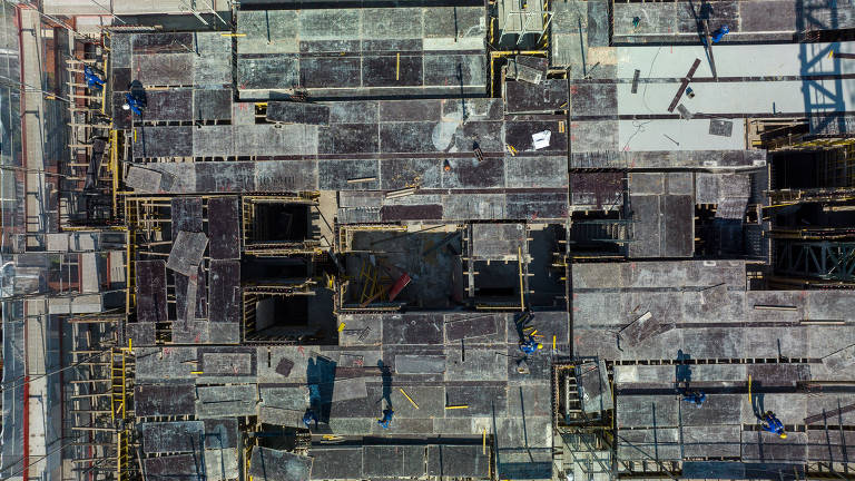 Construção de prédio na esquina das ruas Campevas e Bartira, em Perdizes, na segunda onda de verticalização a primeira foi nos anos 1970