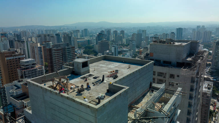 Construção de prédio na esquina das ruas Iperoig e Caiubi, em Perdizes, na segunda onda de verticalização do bairro