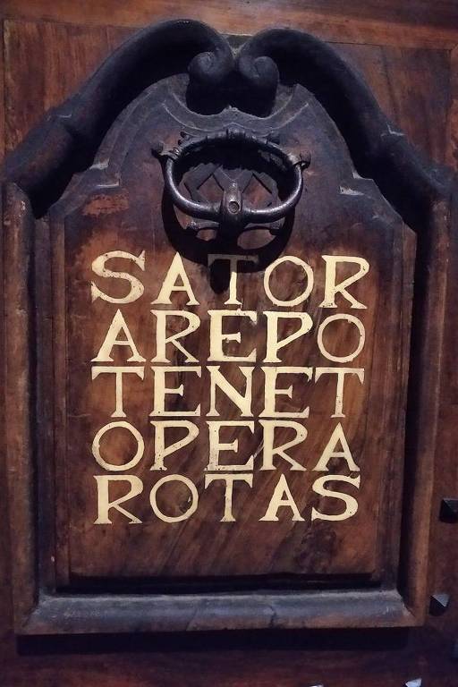 O quadrado de Sator, gravado em uma porta de Grenoble, na França. Quem poderá decifrá-lo? Os filólogos, os matemáticos ou os teólogos?