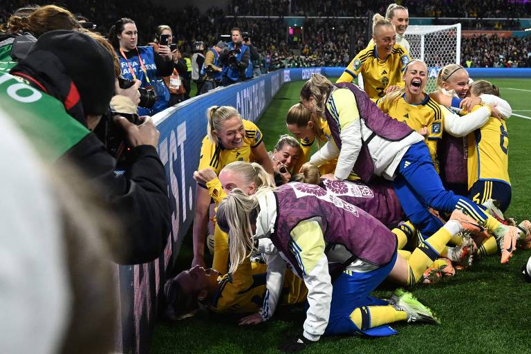 Jogadoras da Sueca comemoram a classificação sobre os Estados Unidos