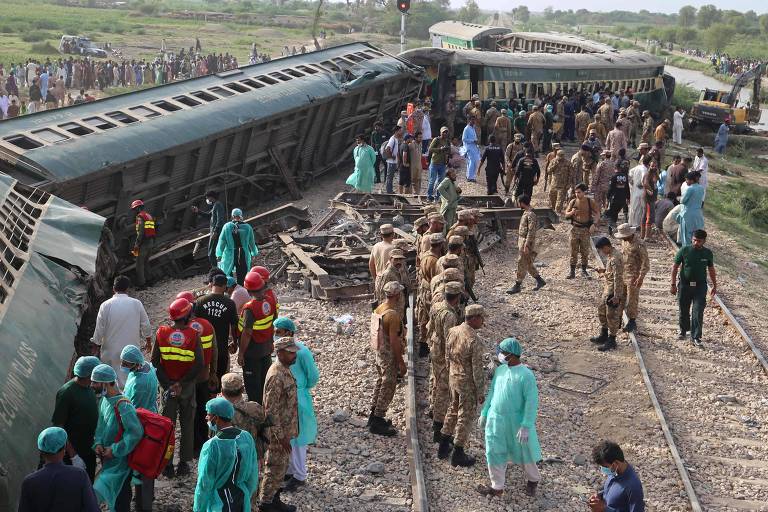 Acidente com trem no Paquistão mata ao menos 30 pessoas e fere outras 80