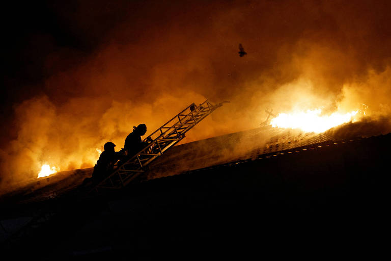 Bombeiros combatem fogo em universidade de Donetsk, cidade controlada pela Rússia na Ucrânia, após bombardeio de forças de Kiev