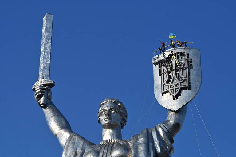 Brasão soviético dá lugar ao símbolo da Ucrânia em marco de Kiev