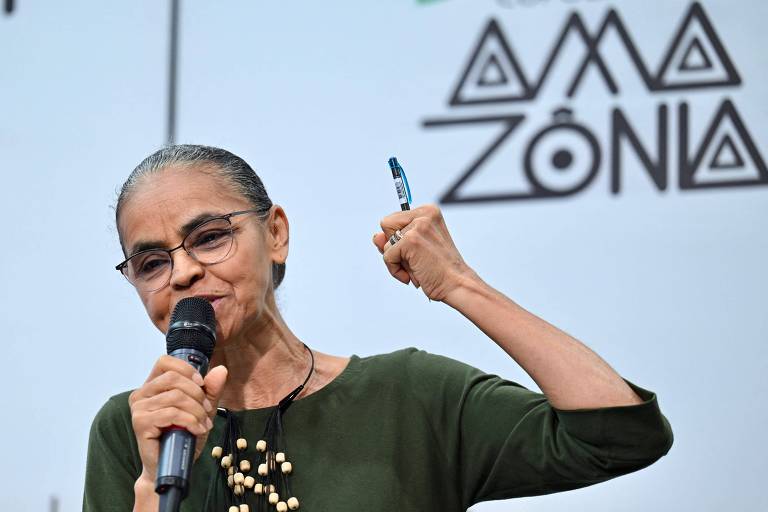 A ministra do Meio Ambiente Marina Silva com um microfone em uma mão e gesticulando com a outra nos Diálogos Amazônicos