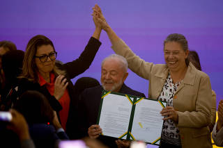 Lula e ministras na solenidade de sanção da lei 
