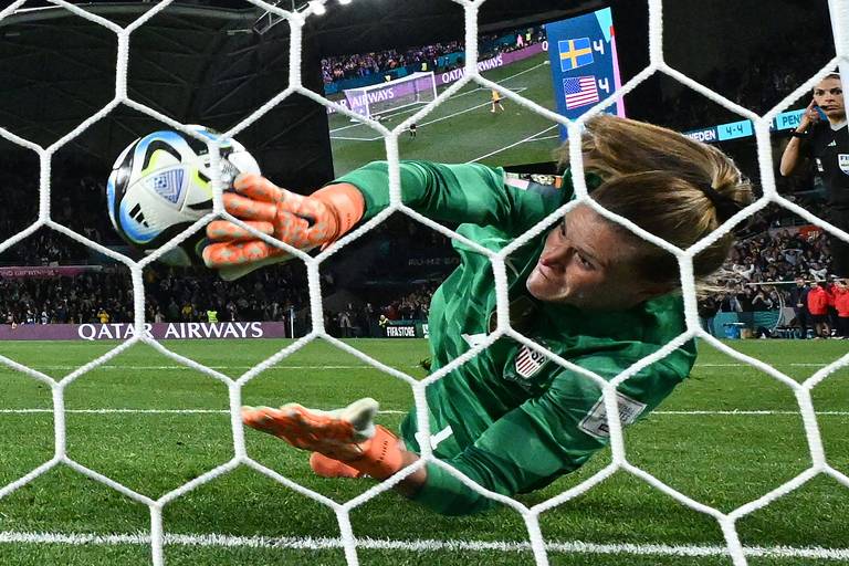 A goleira Alyssa Naeher, dos Estados Unidos, tenta defender a última cobrança da Suécia; gol foi determinado com a ajuda do VAR