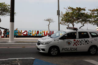 Viatura policial na praia de Pitangueiras, em Guarujá