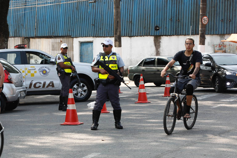 Morador de Guarujá passa por bloqueio com PMs armados após operação na cidade