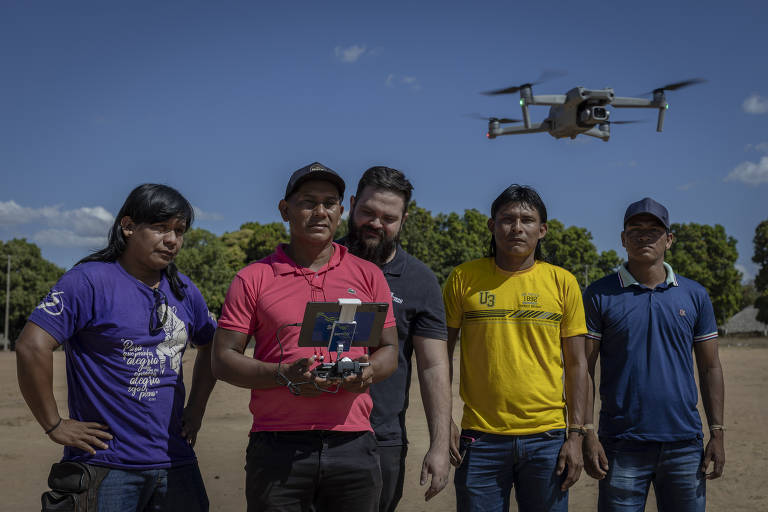O instrutor Roque Junior orienta Felisberto Uruna Tseridzati sobre operação de drone, observado pelos indígenas Odenir Tsirare Urebete, Franço Owari e José Pedro Wairuira