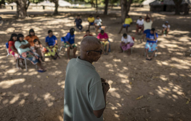 Francisco dos Santos Magalhães, técnico da Funai, conversa com indígenas xavantes na aldeia Caçula