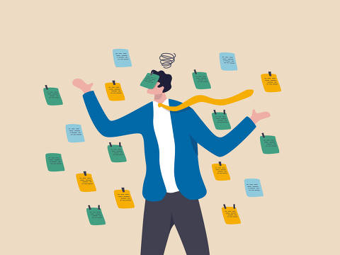 Frustrated or overwhelmed from multitasking, work overload too many tasks, busy overworked, appointment or tired exhausted concept, frustrated businessman working with chaotic sticky notes.
( Foto: Nuthawut / adobe stock )