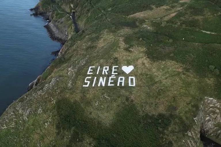 Cantora Sinéad O'Connor, morta aos 56 anos, recebeu uma homenagem na cidade irlandesa de Bray Head, onde a artista morou 