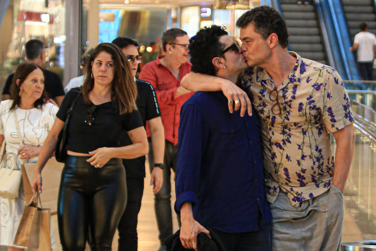 Carmo Dalla Vecchia beija amigo em shopping; ator é casado com diretor João Emanuel Carneiro