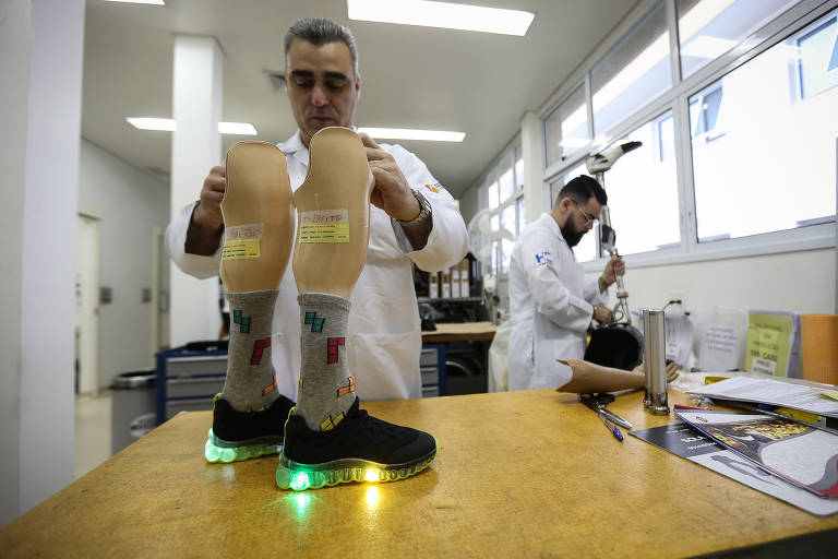 Um dos benefícios do INSS que o aposentado mantém se seguir no mercado de trabalho é a reabilitação profissional, que permite receber gratuitamente remédios, próteses e órteses