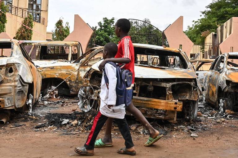 Após ameaçar intervenção no Níger, líderes africanos marcam reunião para pressionar junta militar