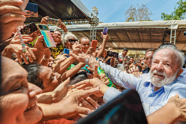 Presidente Lula cumprimenta apoiadores 