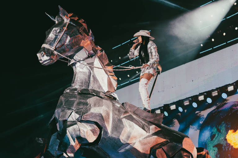 Ana Castela copia Beyoncé e monta cavalo brilhante no 'Criança Esperança' na TV