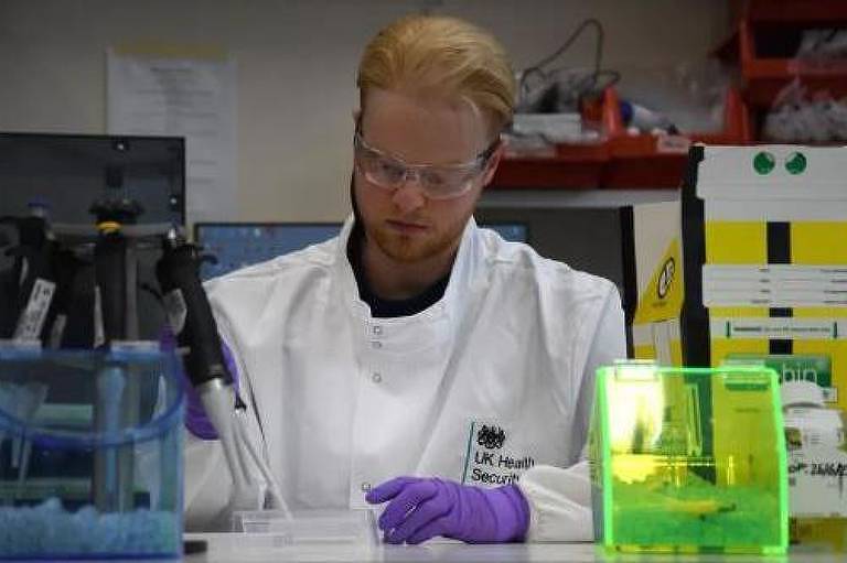 Homem trabalhando em laboratório