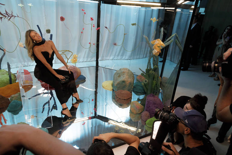 Gisele Bündchen vira 'peixe dentro do aquário' durante evento com famosos em São Paulo