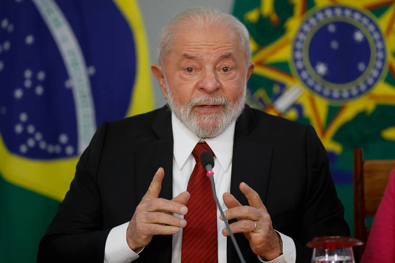 Governo Lula prevê salário mínimo de R$ 1.421 em 2024