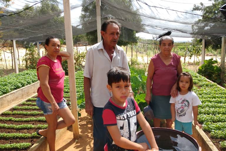 José Cardoso mostra o seu jardim acompanhado de sua família, na comunidade de São Gonçalo, em Cacimbas (PB)