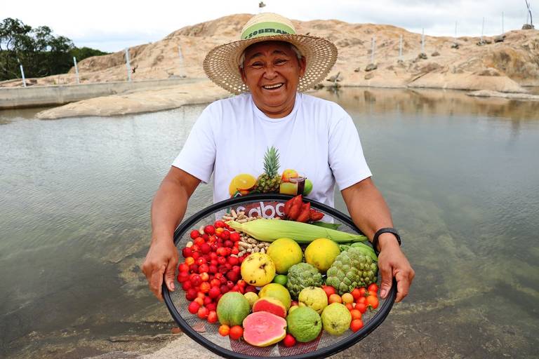 Foto da agricultora Maria Alves da Silva mostrando os frutos de producao de sua experiencia comunidade Fava de Cheiro em Teixeira