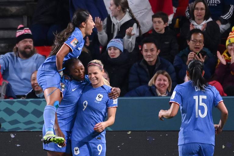 Jogadoras da França festejam gol anotado por Eugenie Le Sommer contra Marrocos